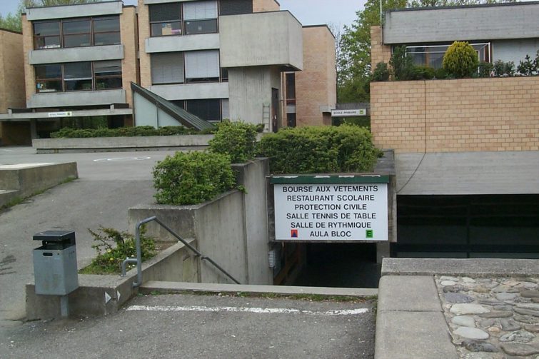 Escalier du préau - Ecole en Sauvy